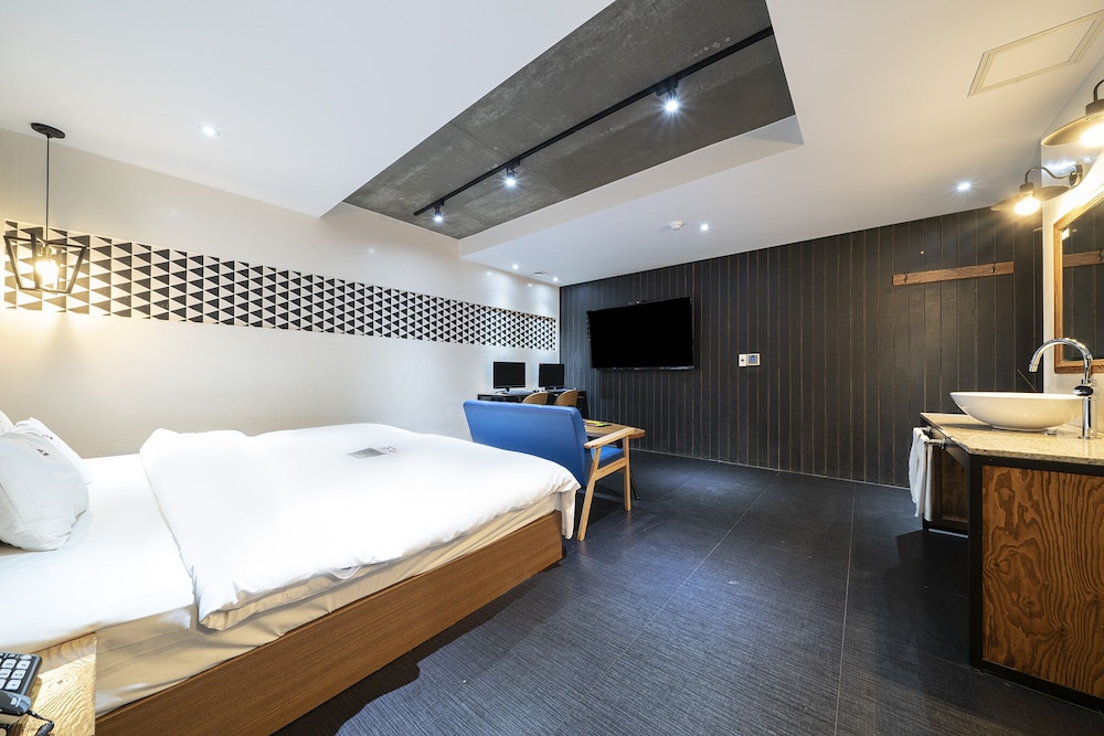 Suite (Check-in: Mon-Thu 6 PM, Fri-Sun 9 PM) photo 2
