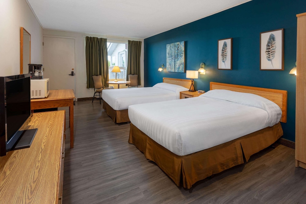 Room, 2 Queen Beds, Non Smoking (Drive-Up, Pet Friendly) - Photo 1