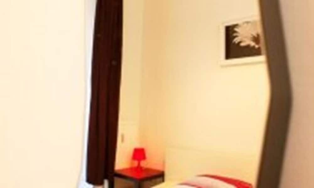 Single Room, Shared Bathroom photo 3