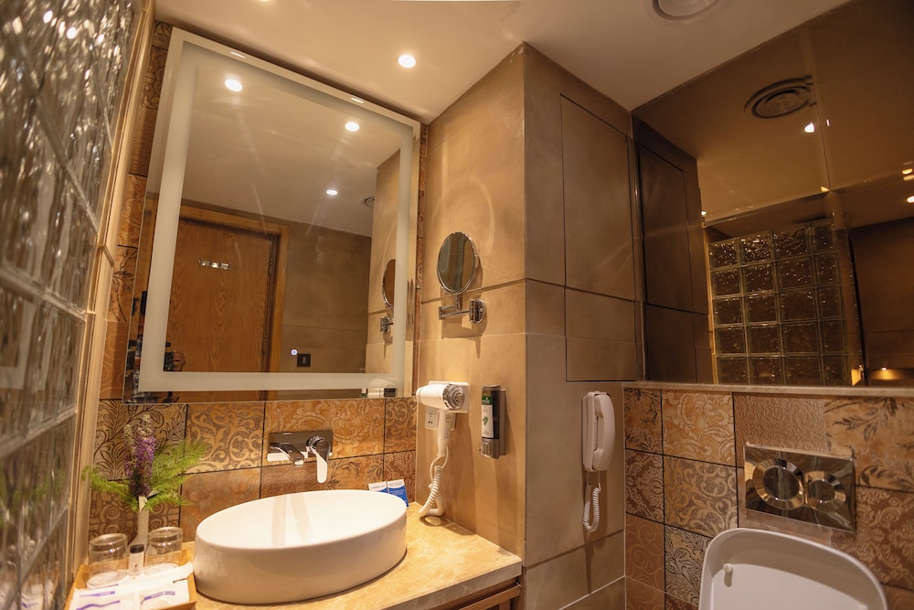 Superior Double Room, 1 King Bed, No Windows - Photo 6