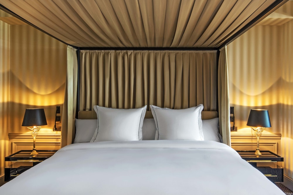 Suite, 1 King Bed with Sofa bed photo 3