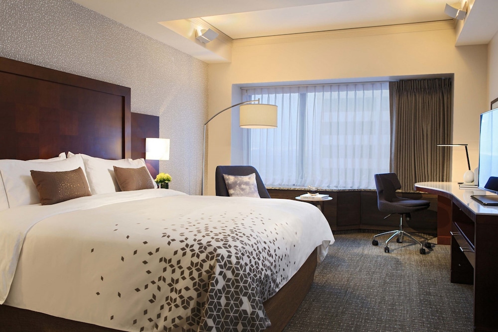 Room, 1 King Bed, Mobility Accessible (Hearing Accessible, w/ Roll-in Shower) - Photo 1