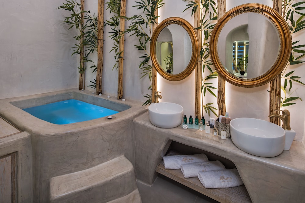 Grand Cave Suite indoor & outdoor Hot Tub - Photo 5