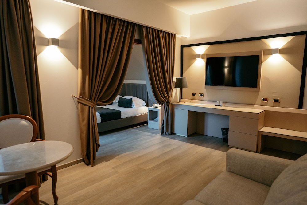 Junior Suite (Deluxe) - Photo 1