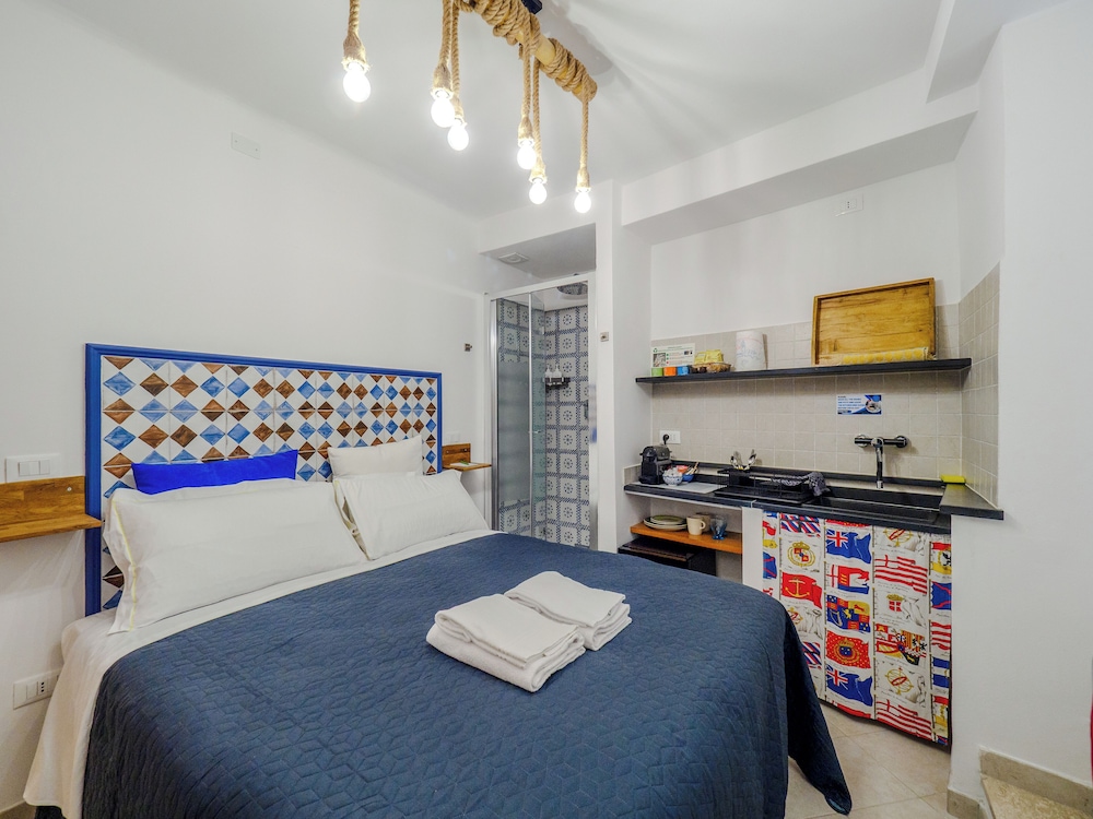 Basic Double Room, 1 Queen Bed, Non Smoking, City View photo 2