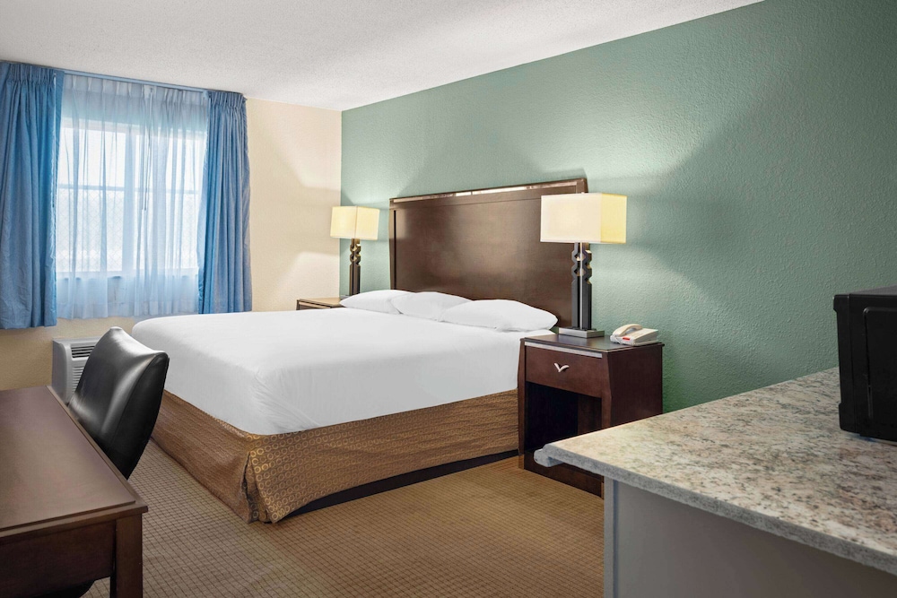 Deluxe Room, 1 King Bed, Non Smoking - Photo 1