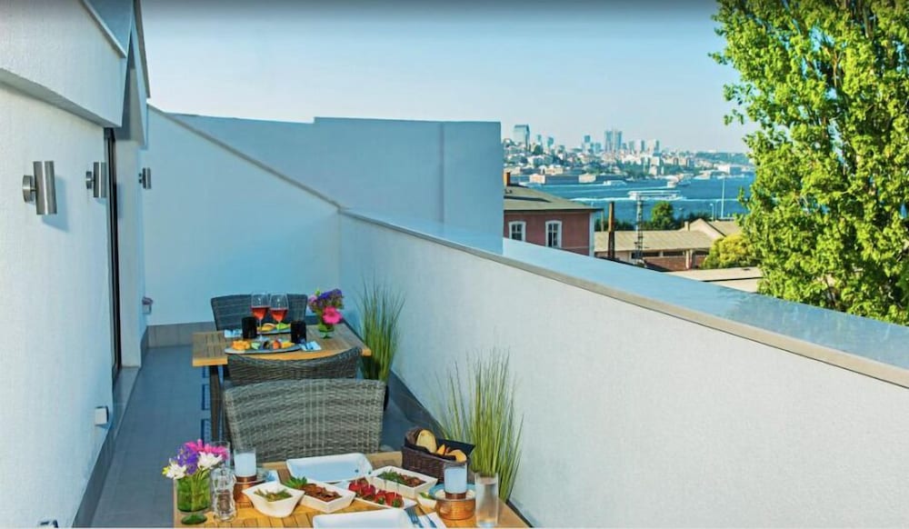 Deluxe Double Room, 1 King Bed, Terrace, Partial Sea View photo 1