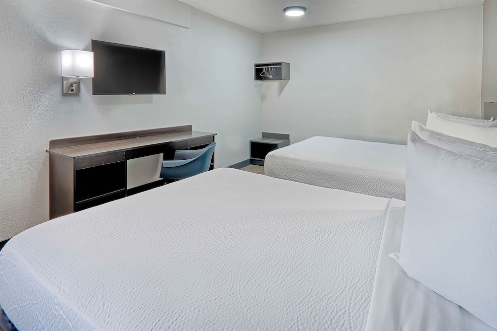 Deluxe Room, 2 Queen Beds, Non Smoking, Refrigerator & Microwave photo 3