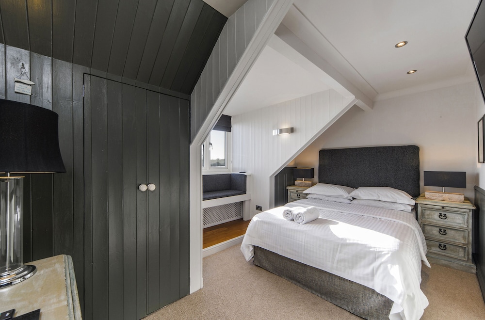 Premium Double Room, Ensuite, Sea View (Pennance) photo 2
