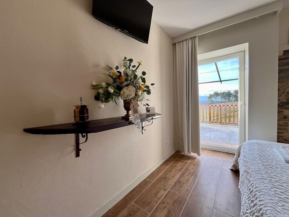 Panoramic Suite, 1 Queen Bed, Mountain View photo 3