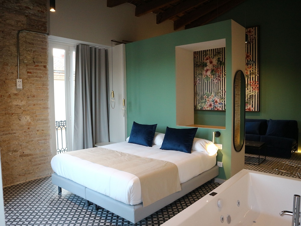 Suite, Hot Tub - Photo 1