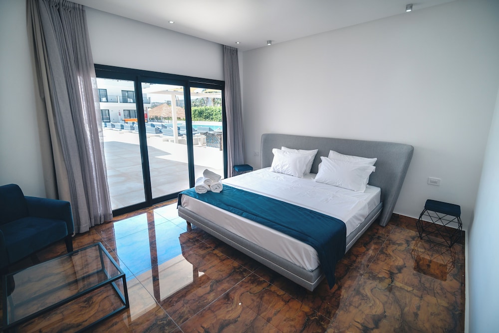 Junior Room, Pool View