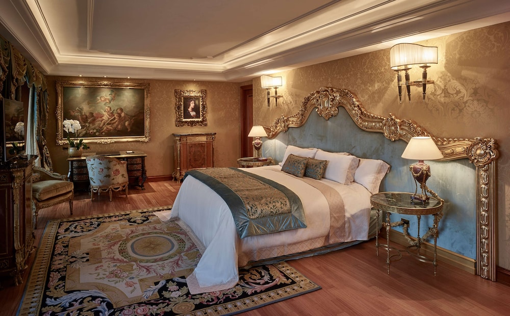 Signature Suite, 1 King Bed (Petronius Suite)