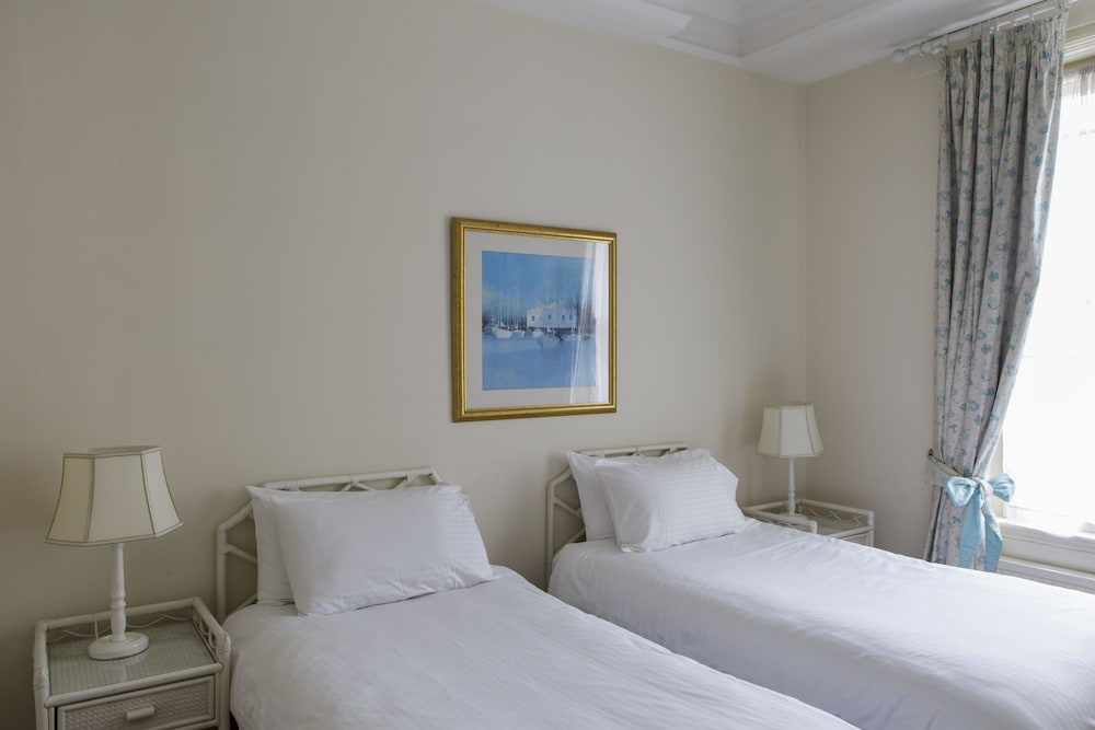 Classic Apartment, 3 Bedrooms, 2 Bathrooms photo 2