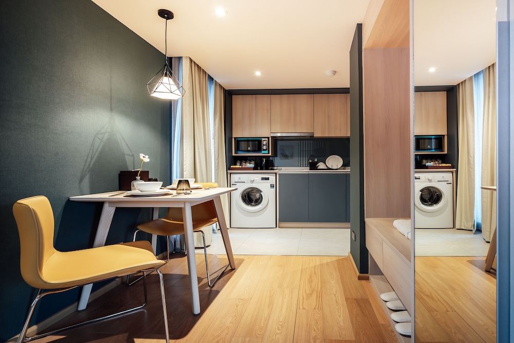 Junior Studio Suite, 1 King Bed, Kitchenette photo 3