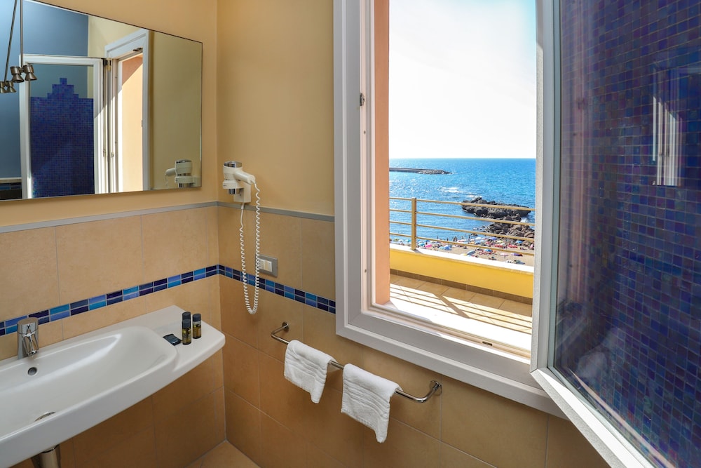 Junior Suite, Jetted Tub, Sea View - Photo 10