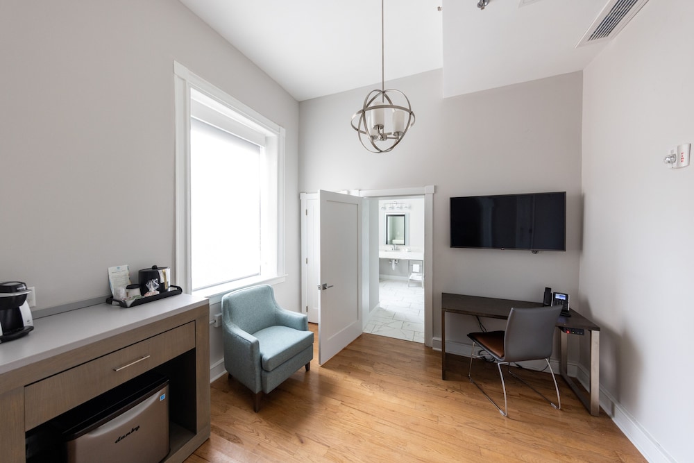 Deluxe Room, 1 Queen Bed, Accessible photo 2