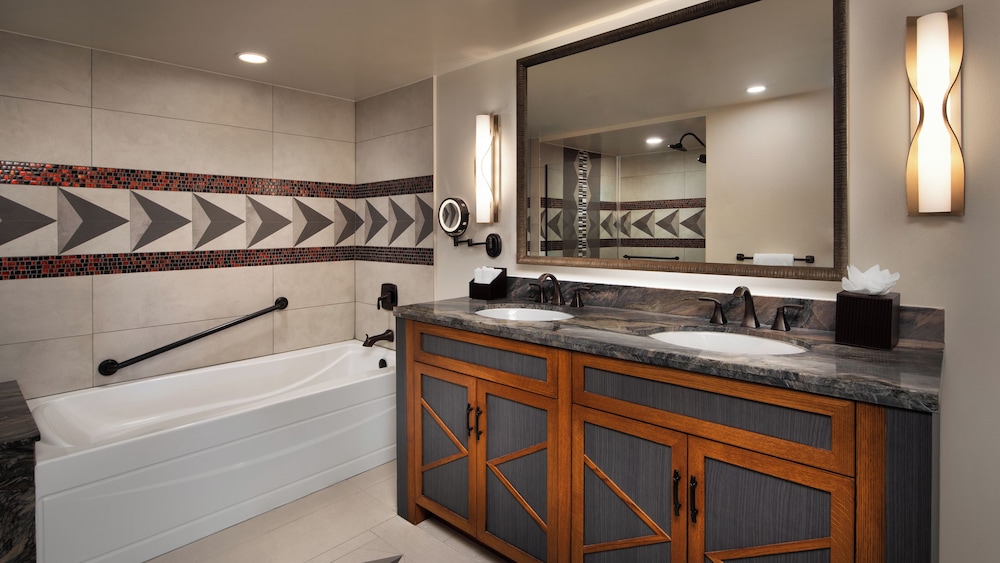 2 Bedroom Suite.  Hearing accessible - visual alarms and notifications.  1 king bed, 2 queen beds, 1 - Photo 4