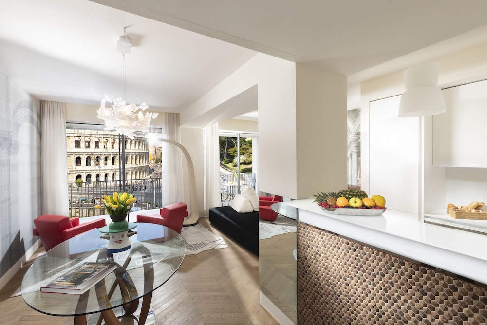 Suite Gallery (Colosseum View)