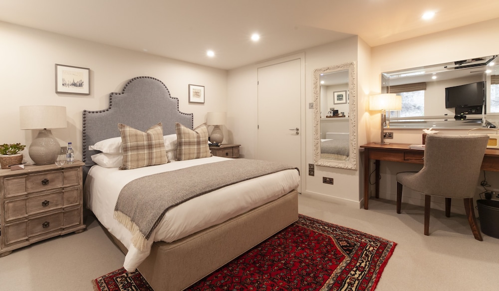 The House Superior Room (located at 5 Hampton Terrace)