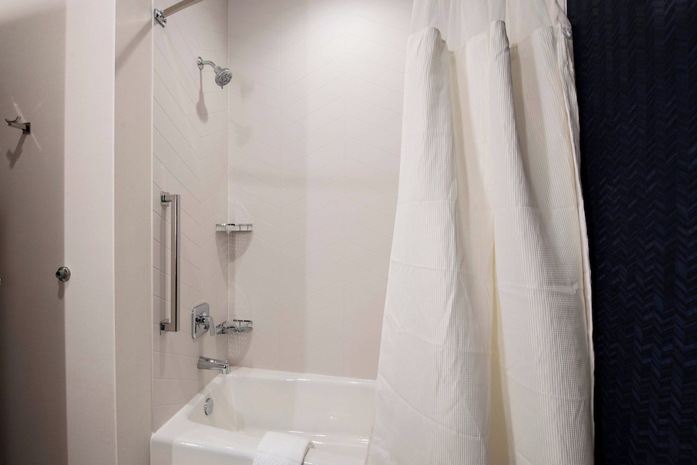 Room, 2 Queen Beds (Hearing Accessible) - Photo 3