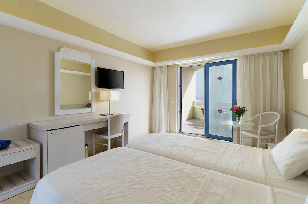 Double Room with Side Sea View photo 1