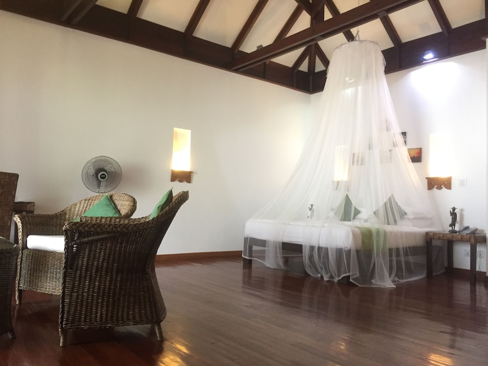 Deluxe Double Room, 1 Double Bed, Balcony, Partial Ocean View photo 2
