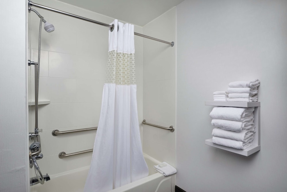 Room, 1 King Bed, Accessible, Bathtub - Photo 2