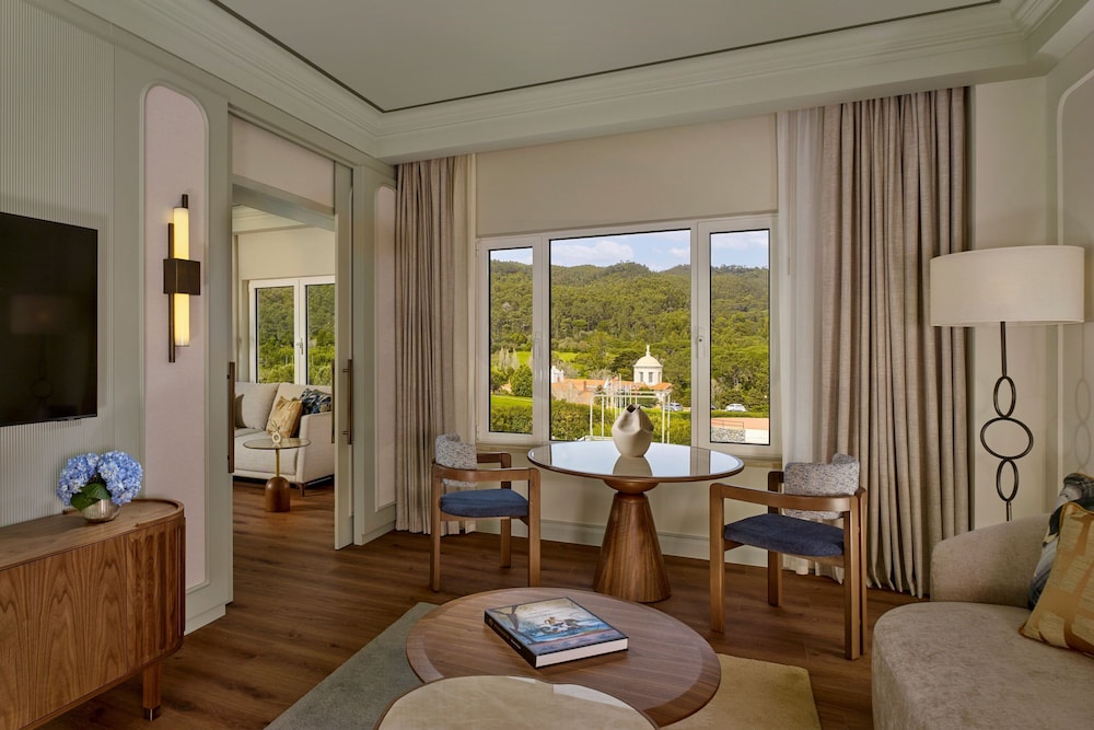 One Bedroom Executive Corner Suite (Non Smoking)
