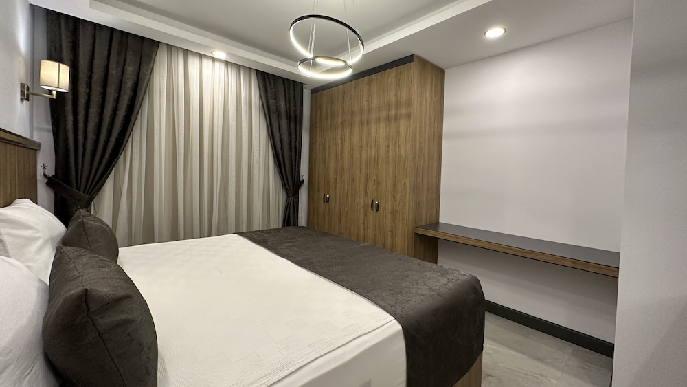 Deluxe Room, 1 Queen Bed with Sofa bed