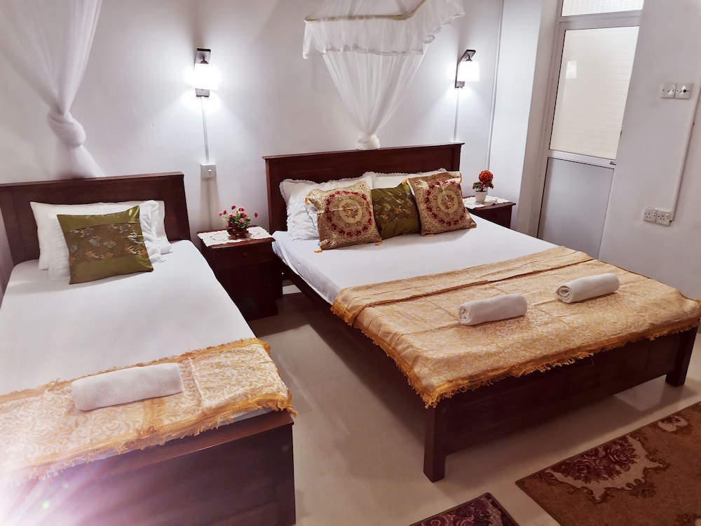 Basic Triple Room, 1 Bedroom, Ensuite, Corner photo 3