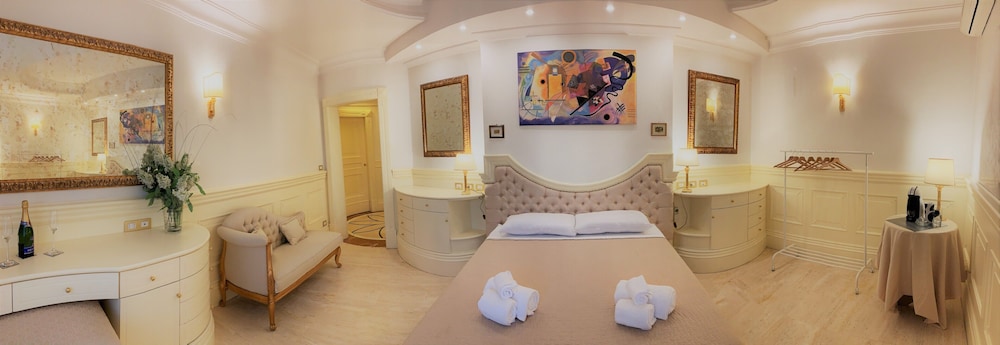 Deluxe Suite, Jetted Tub