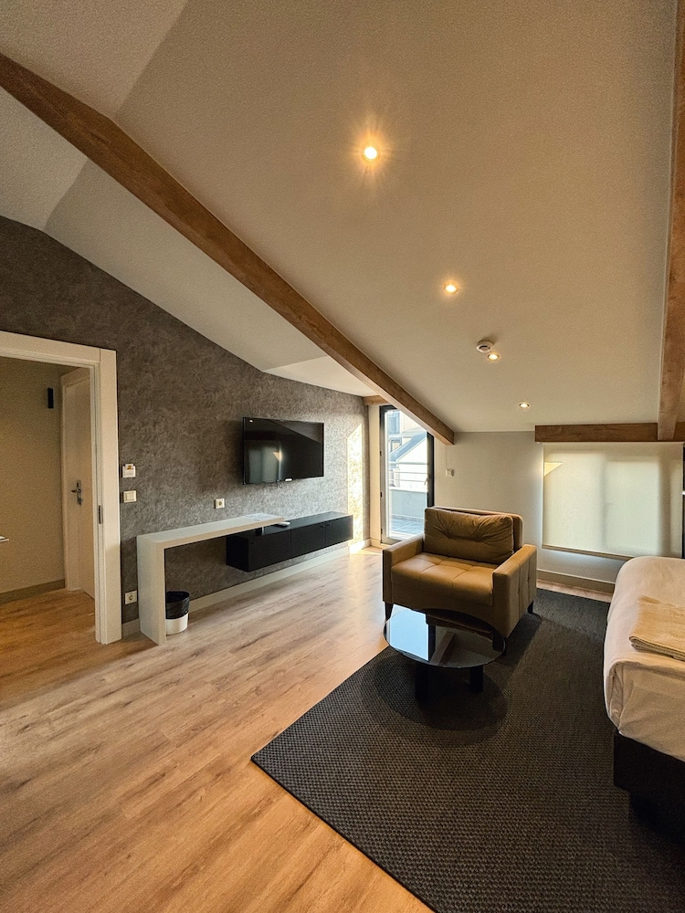 Grand Deluxe Room with Balcony photo 1
