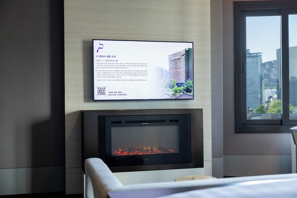 Club Suite, 1 King Bed, Corner - Photo 4