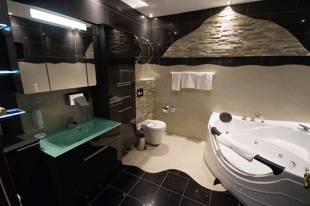 Senior Suite - Photo 6