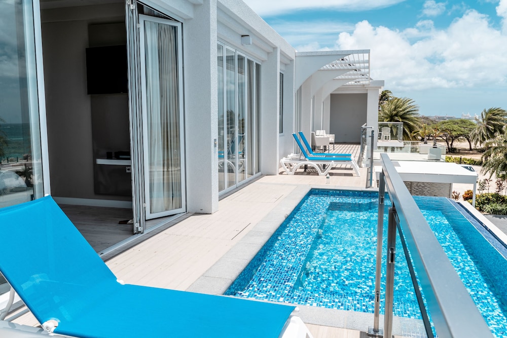 Master King Ocean View Suite with Infinity Pool and Hydro Therapy Jets photo 3