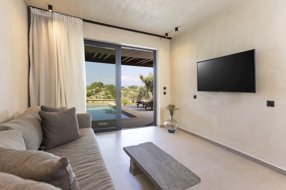 Executive Suite, Private Pool