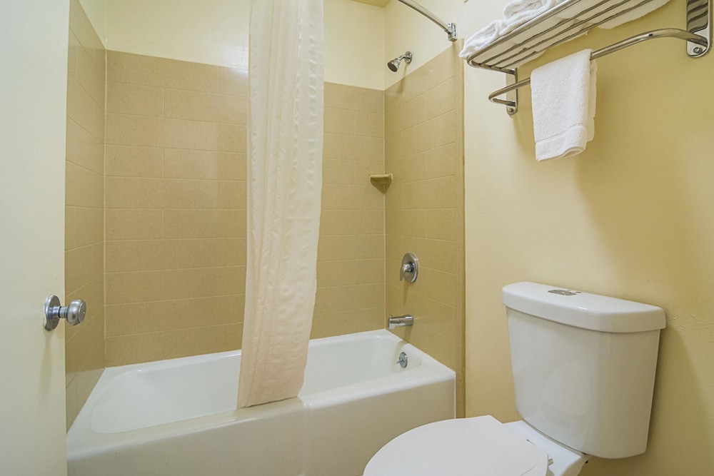 Standard Double Room, 2 Double Beds, Smoking - Photo 4