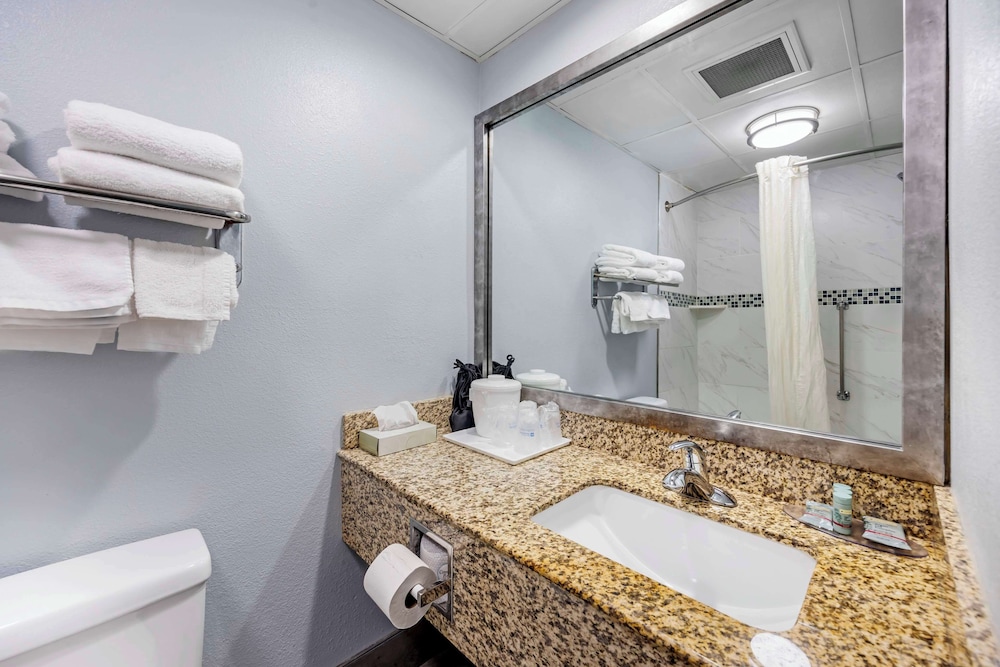 Suite, 2 Queen Beds, Non Smoking, Refrigerator & Microwave photo 3