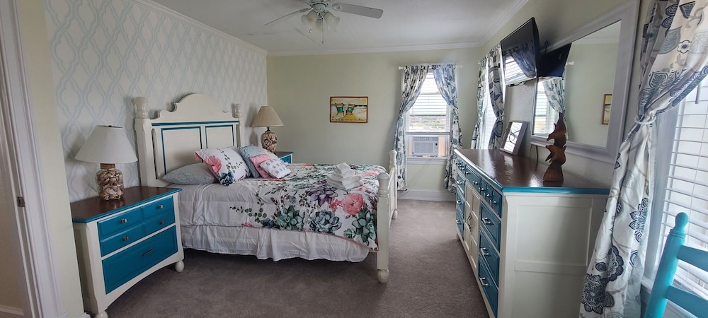 Deluxe Studio Suite, Multiple Beds, Kitchen, Ocean View