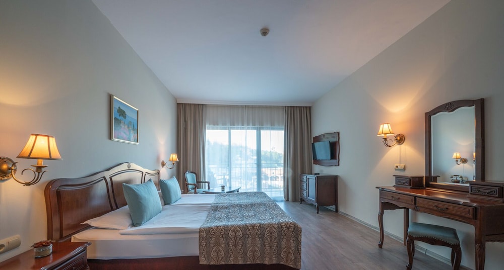 Standard Double Room (Free Beach Access, Free Safe, Minibar) photo 2
