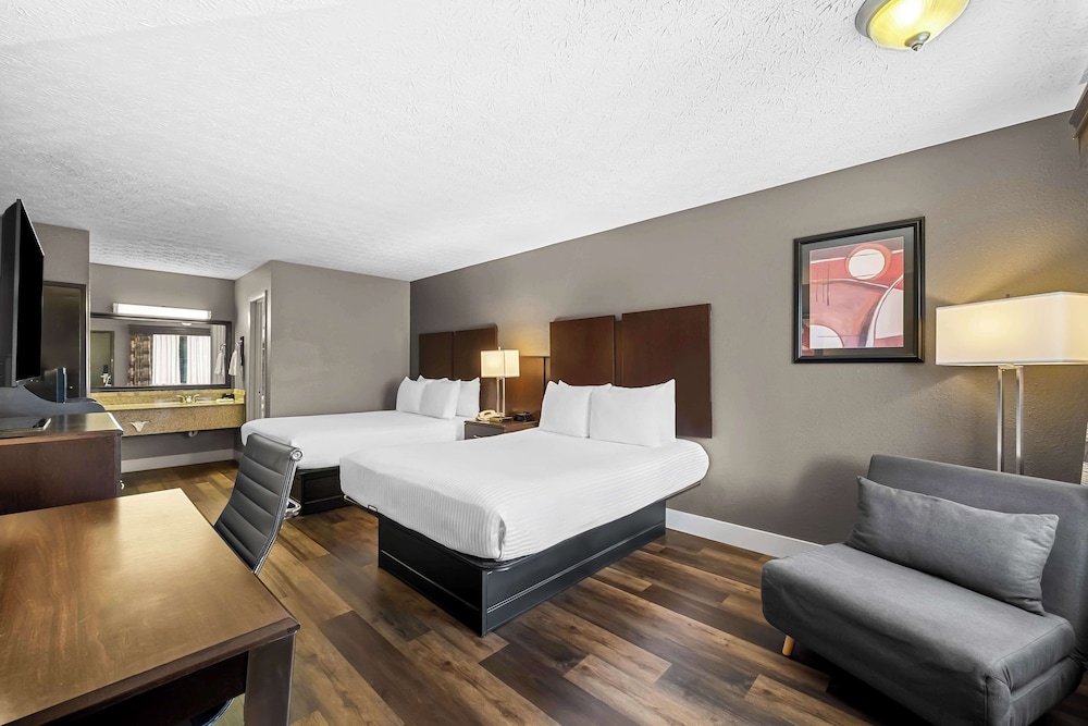 Standard Room, 2 Queen Beds, Non Smoking - Photo 1