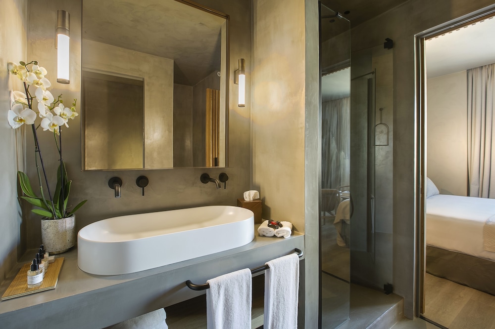 Premium Double Room Single Use (LARIOS)
