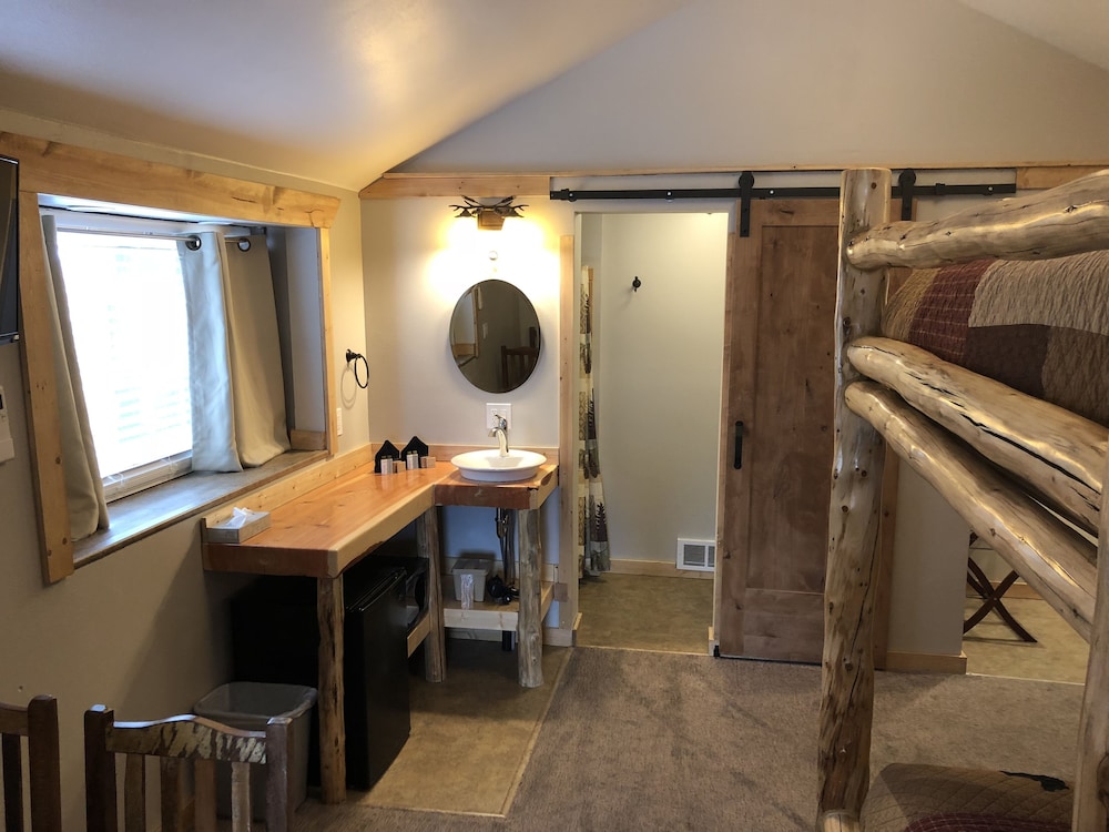 Motel, Gibbon Falls (108) - Queen, Full Bunk, (2) Private Baths, Shower, (2) TV's, MW, F photo 1