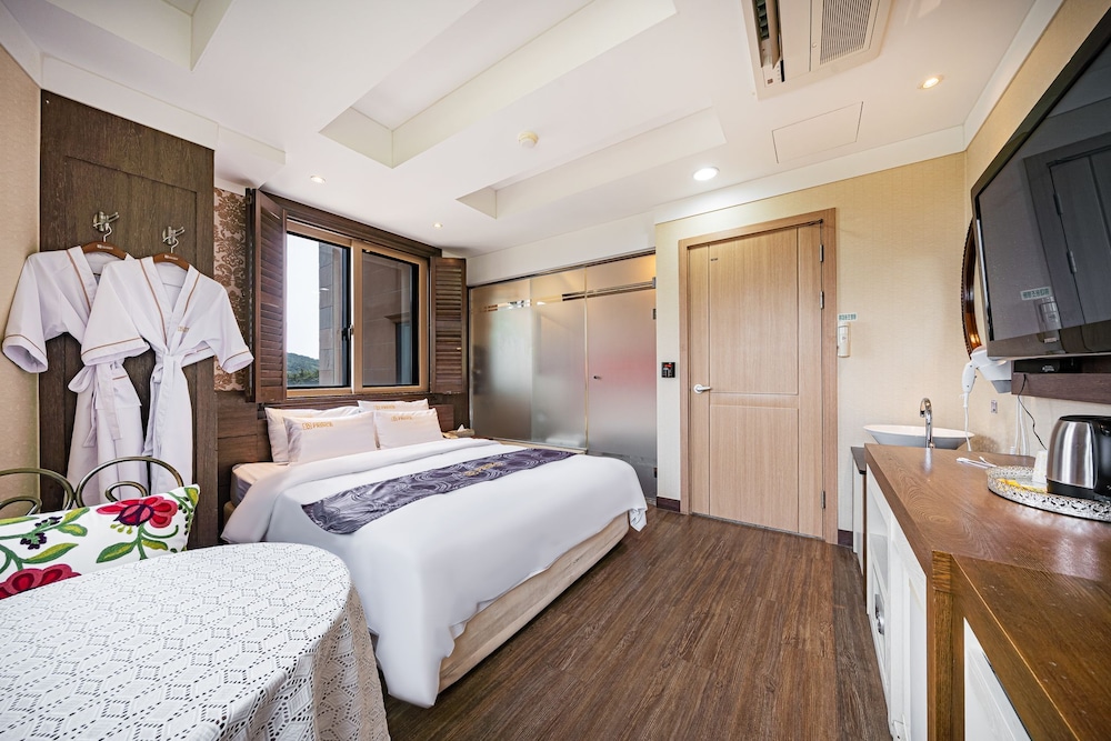 Standard Double Room with Complimentary Airport Pick-up & Drop-off (excluding weekends and holidays) photo 2