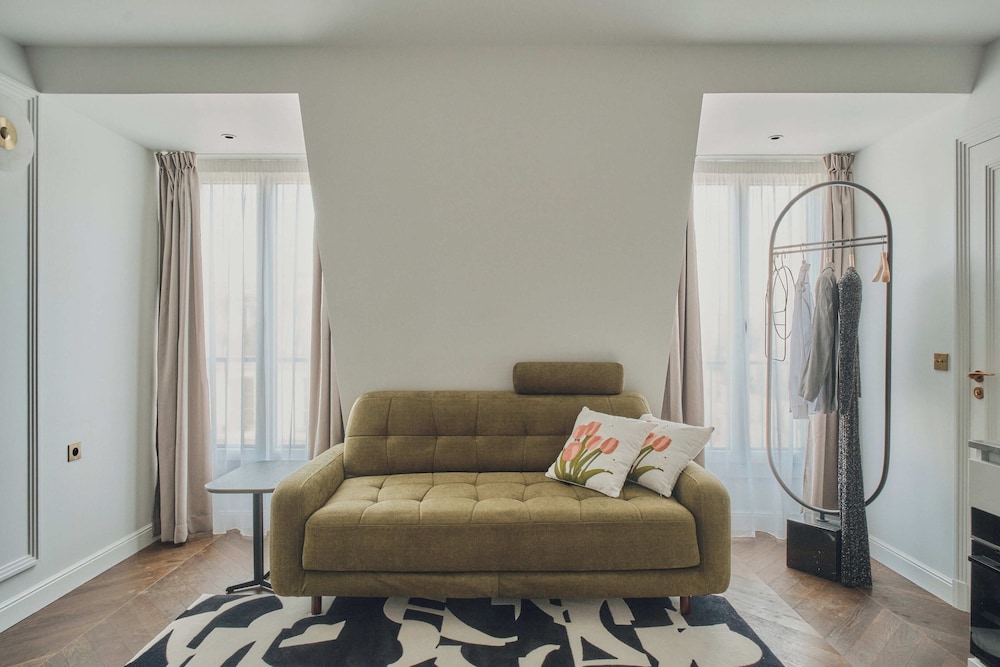 Deluxe One-Bedroom Apartment with City View 603