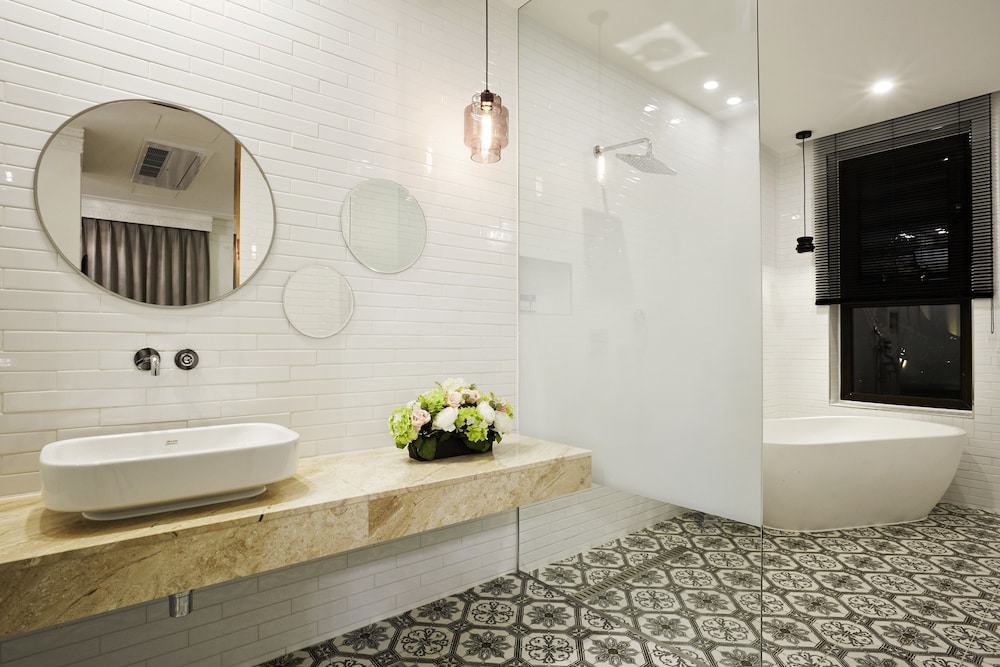 Suite, Hot Tub (C) photo 2