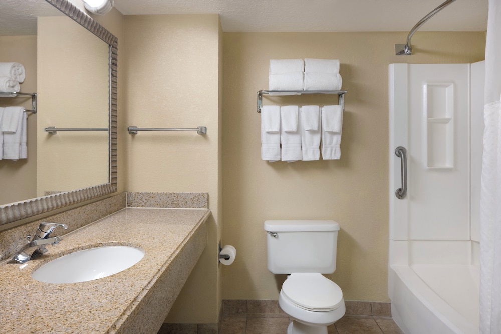 Standard Room, 2 Queen Beds, Accessible Bathtub (Communications) thumbnail 5