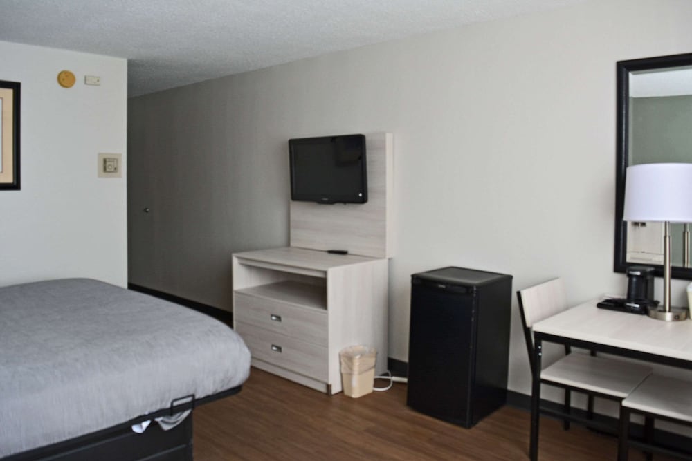 Standard Room, 1 King Bed, Non Smoking - Photo 5