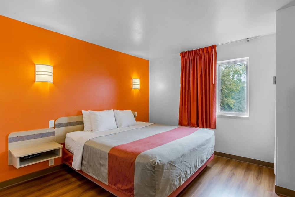 Standard Room, 1 Queen Bed, Non Smoking photo 3